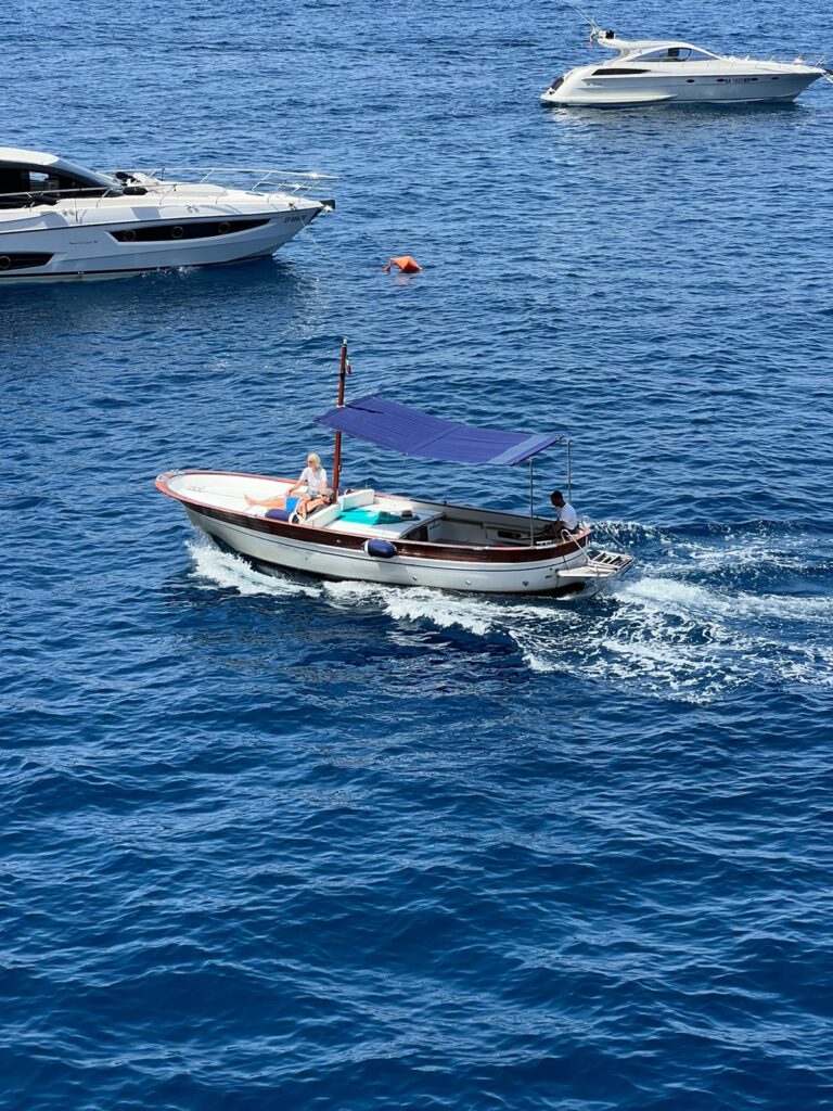 Barca in mare capri