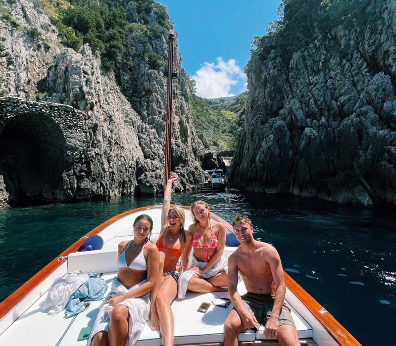Famiglia in barca a Capri e Costiera