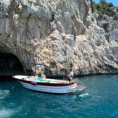 Barca a Capri vicino alla grotta